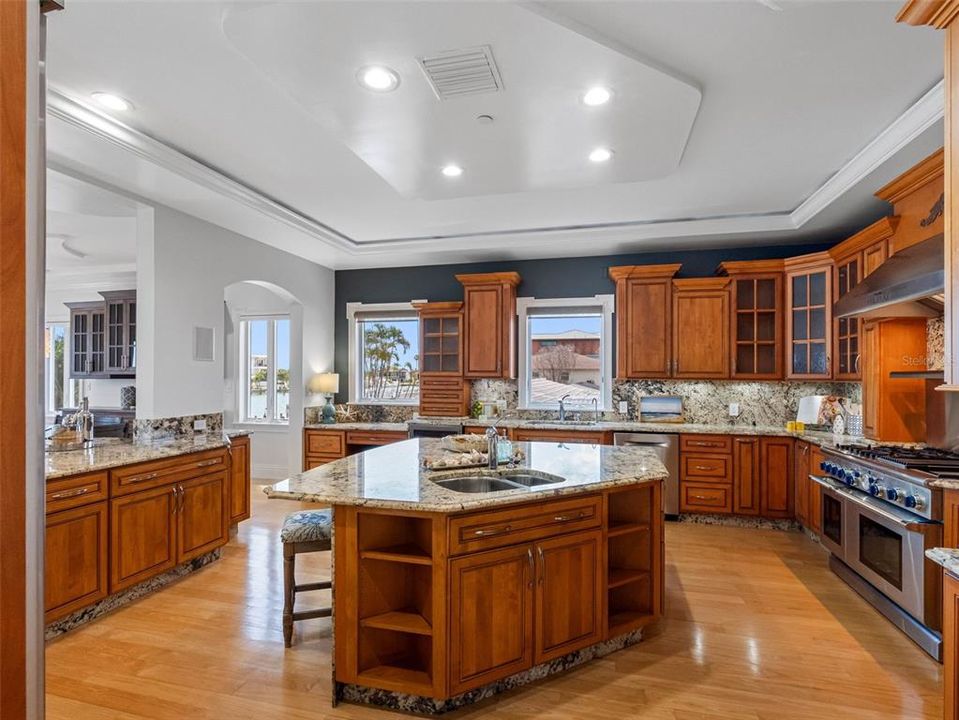 合同活跃: $3,550,000 (5 贝兹, 4 浴室, 4820 平方英尺)