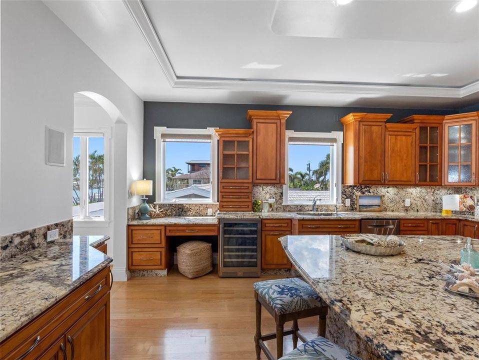 合同活跃: $3,550,000 (5 贝兹, 4 浴室, 4820 平方英尺)