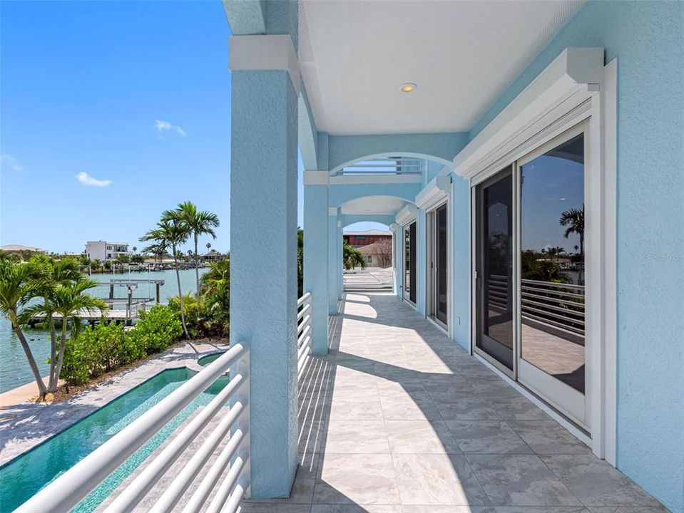 合同活跃: $3,550,000 (5 贝兹, 4 浴室, 4820 平方英尺)