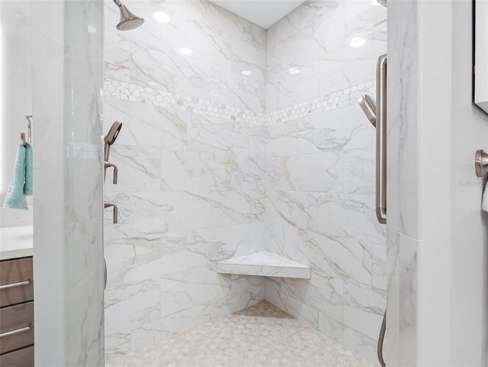 合同活跃: $3,550,000 (5 贝兹, 4 浴室, 4820 平方英尺)