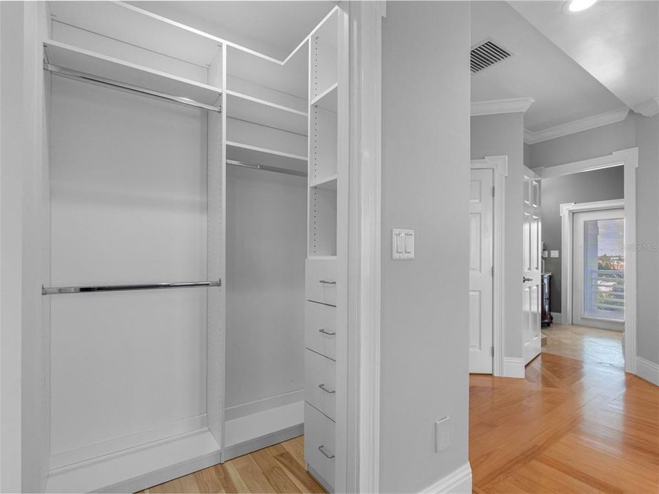 合同活跃: $3,550,000 (5 贝兹, 4 浴室, 4820 平方英尺)