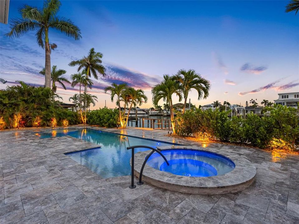 合同活跃: $3,550,000 (5 贝兹, 4 浴室, 4820 平方英尺)