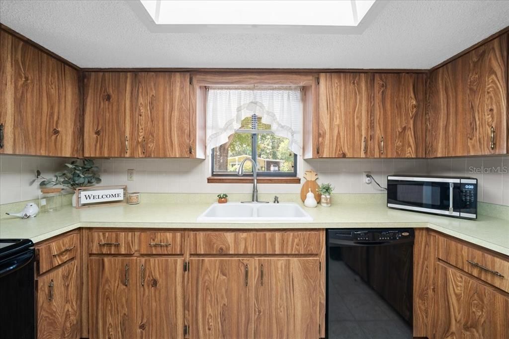 Active With Contract: $168,000 (2 beds, 2 baths, 1144 Square Feet)