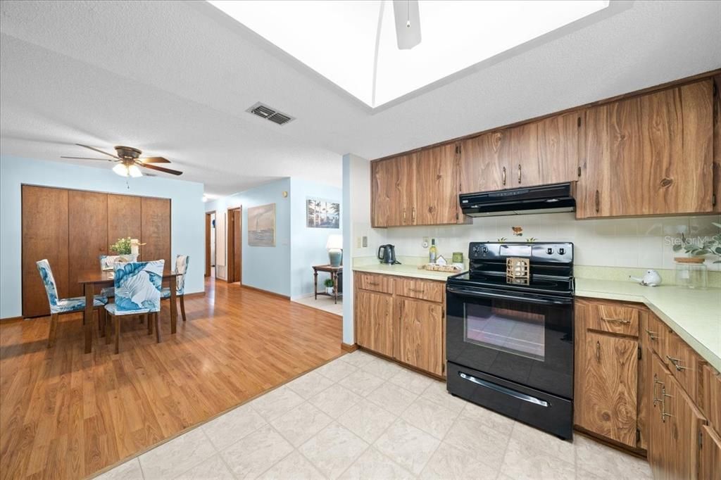 Active With Contract: $168,000 (2 beds, 2 baths, 1144 Square Feet)