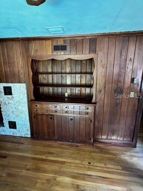 For Rent: $1,700 (3 beds, 2 baths, 2578 Square Feet)