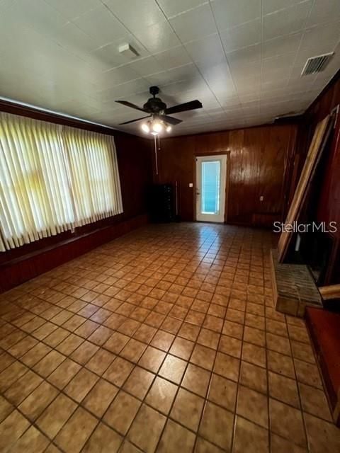 For Rent: $1,700 (3 beds, 2 baths, 2578 Square Feet)