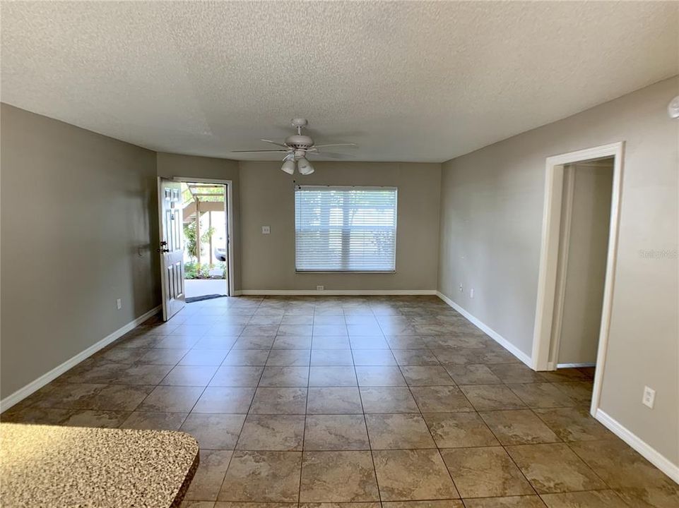 合同活跃: $1,250 (2 贝兹, 2 浴室, 840 平方英尺)