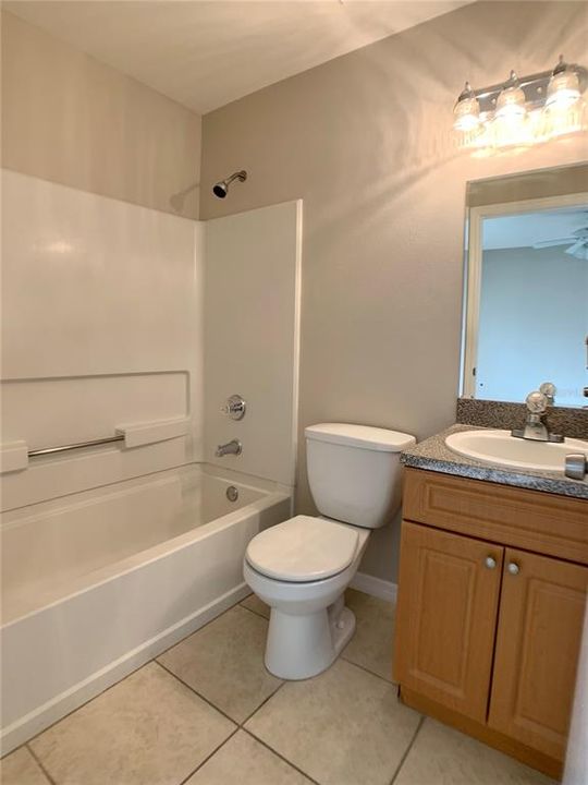 合同活跃: $1,250 (2 贝兹, 2 浴室, 840 平方英尺)