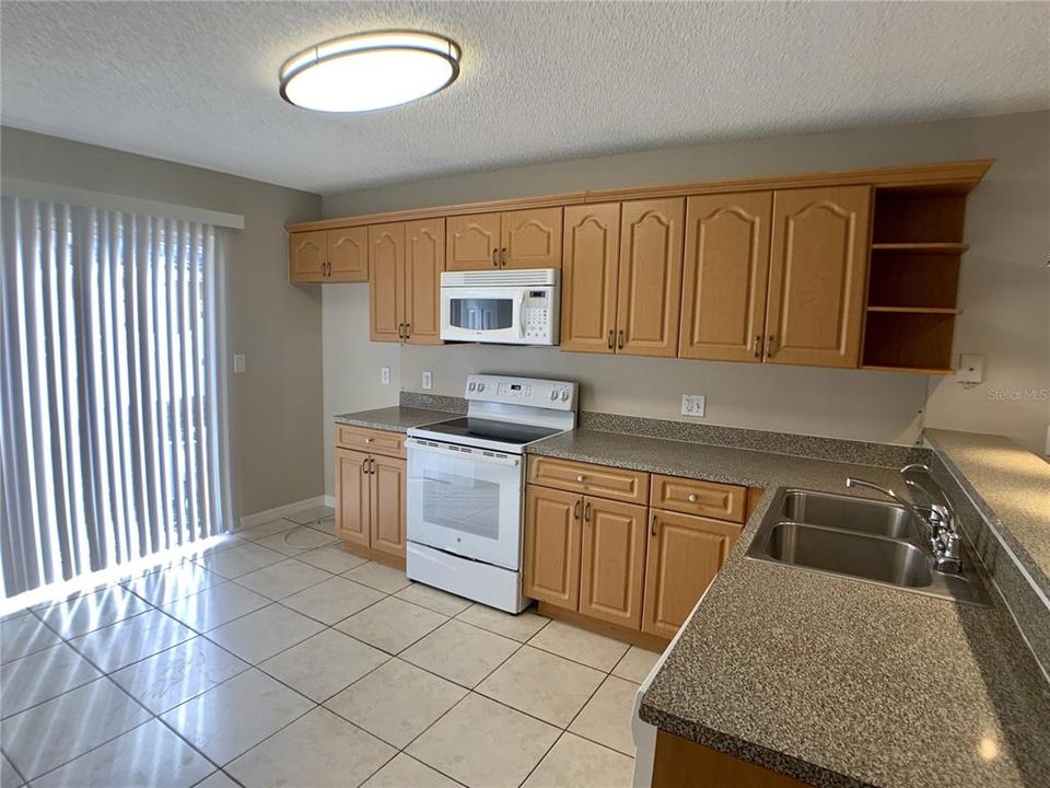 合同活跃: $1,250 (2 贝兹, 2 浴室, 840 平方英尺)