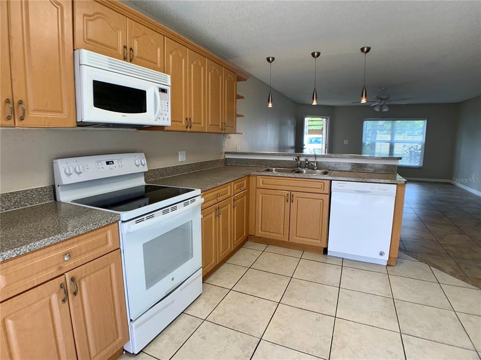 合同活跃: $1,250 (2 贝兹, 2 浴室, 840 平方英尺)