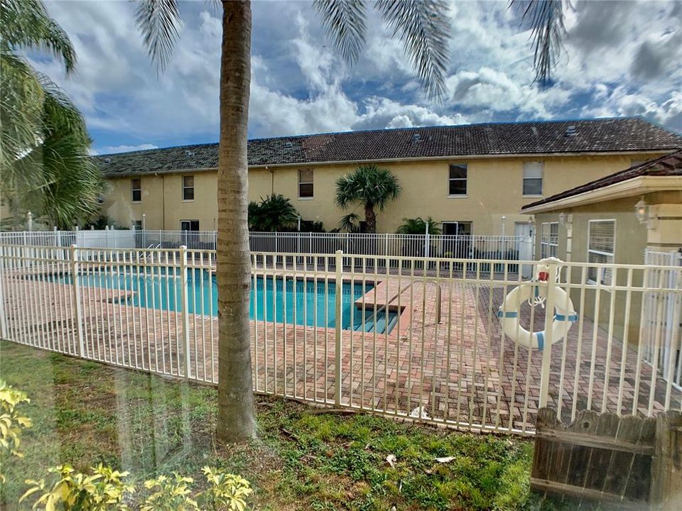 合同活跃: $1,250 (2 贝兹, 2 浴室, 840 平方英尺)