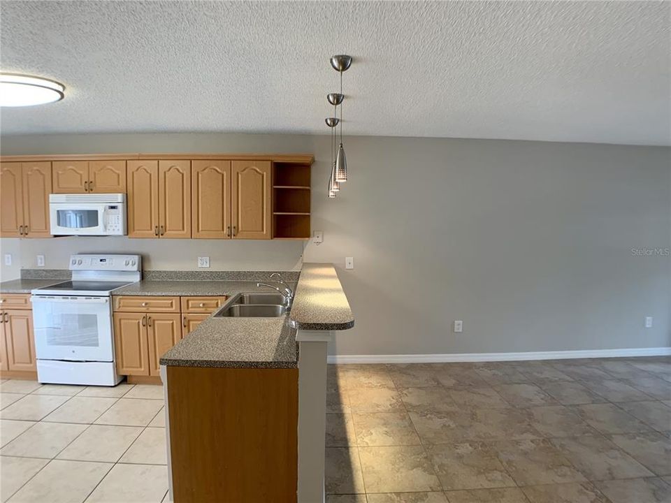 合同活跃: $1,250 (2 贝兹, 2 浴室, 840 平方英尺)