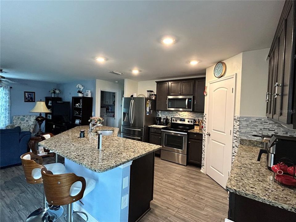 Под контрактом: $300,000 (3 спален, 2 ванн, 1461 Квадратных фут)