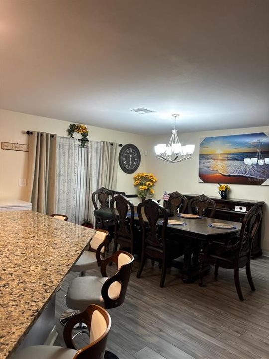 Под контрактом: $300,000 (3 спален, 2 ванн, 1461 Квадратных фут)