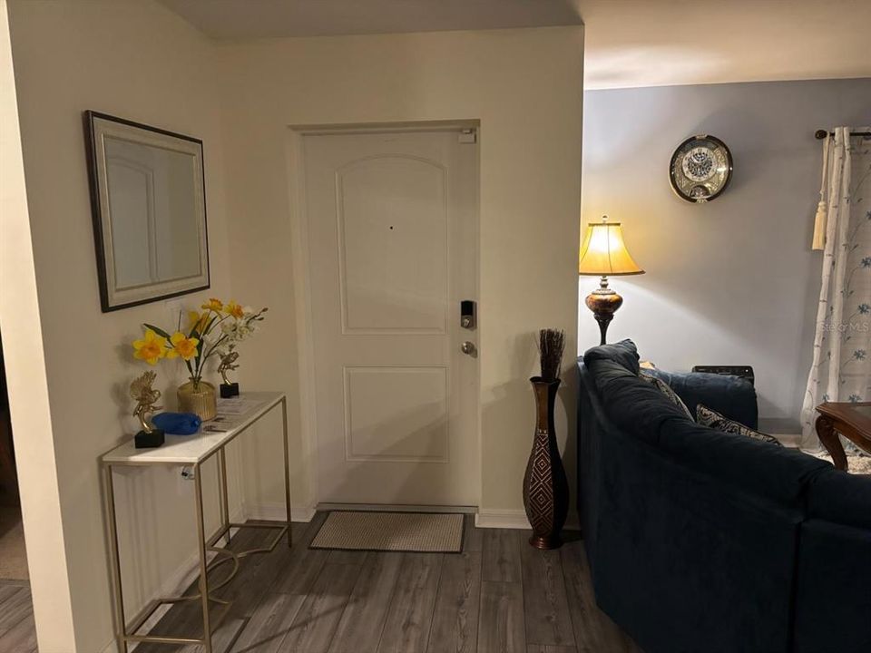 Под контрактом: $300,000 (3 спален, 2 ванн, 1461 Квадратных фут)