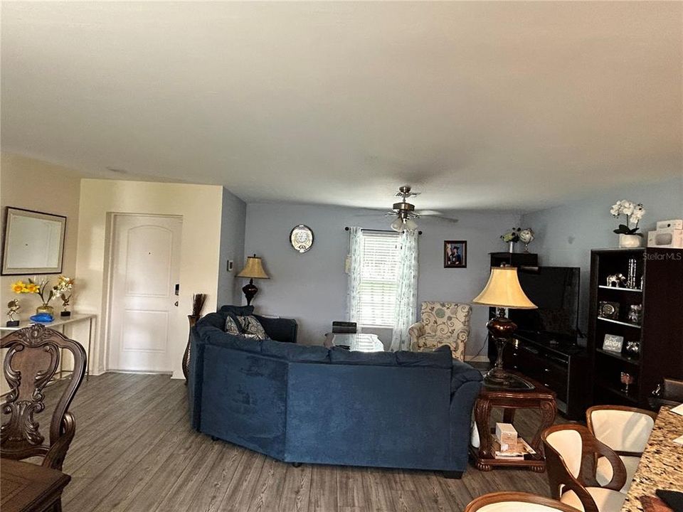 Под контрактом: $300,000 (3 спален, 2 ванн, 1461 Квадратных фут)