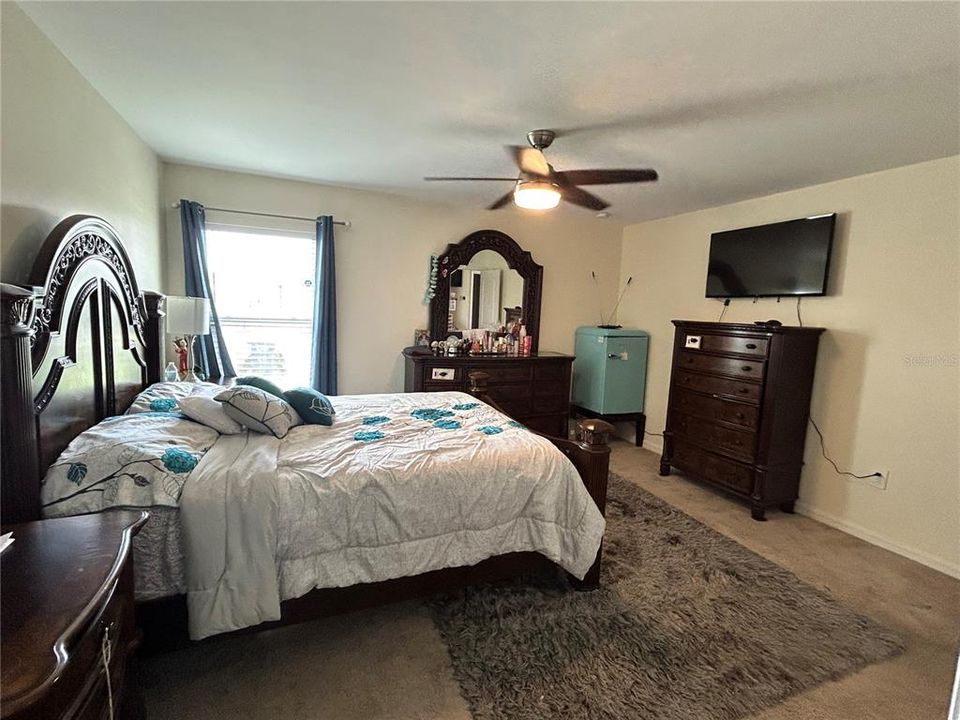 Под контрактом: $300,000 (3 спален, 2 ванн, 1461 Квадратных фут)