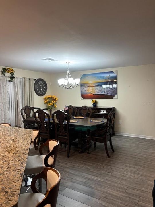 Под контрактом: $300,000 (3 спален, 2 ванн, 1461 Квадратных фут)