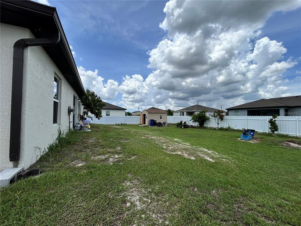 Под контрактом: $300,000 (3 спален, 2 ванн, 1461 Квадратных фут)