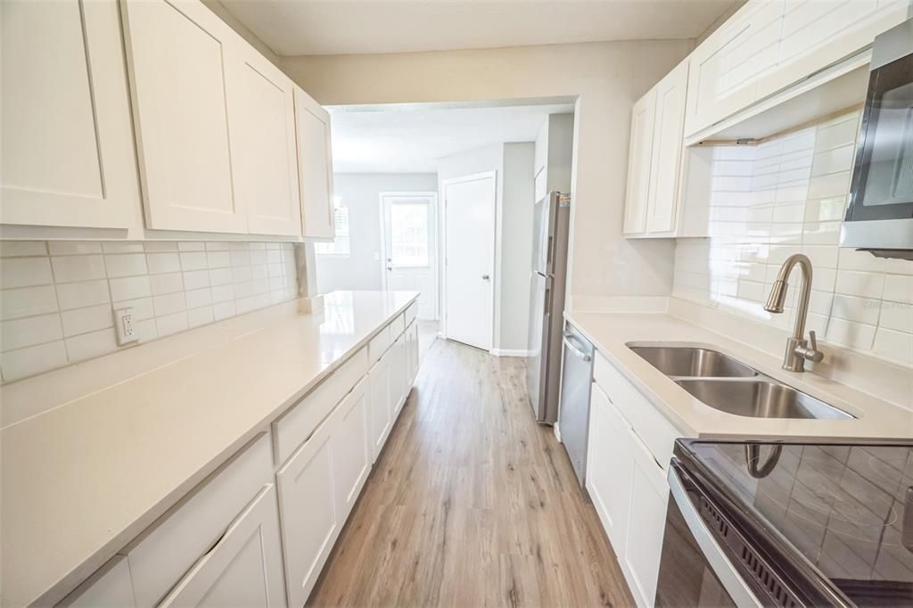 Под контрактом: $257,700 (3 спален, 2 ванн, 1612 Квадратных фут)