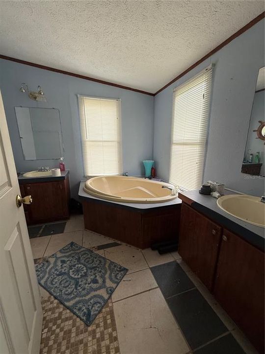 На продажу: $129,900 (3 спален, 2 ванн, 1389 Квадратных фут)