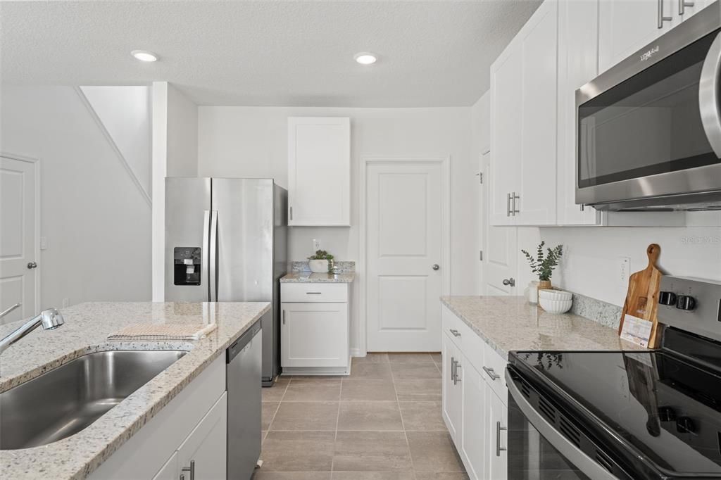 На продажу: $315,000 (4 спален, 2 ванн, 2168 Квадратных фут)