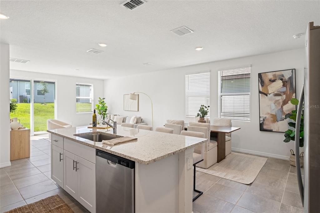 На продажу: $315,000 (4 спален, 2 ванн, 2168 Квадратных фут)