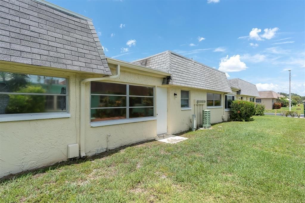 For Sale: $82,000 (1 beds, 1 baths, 902 Square Feet)