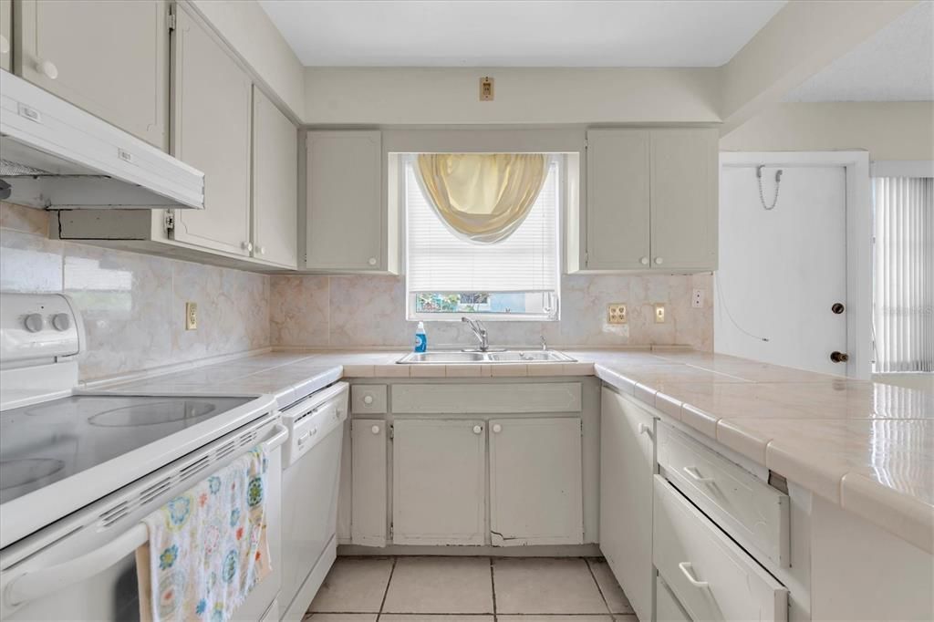 For Sale: $82,000 (1 beds, 1 baths, 902 Square Feet)