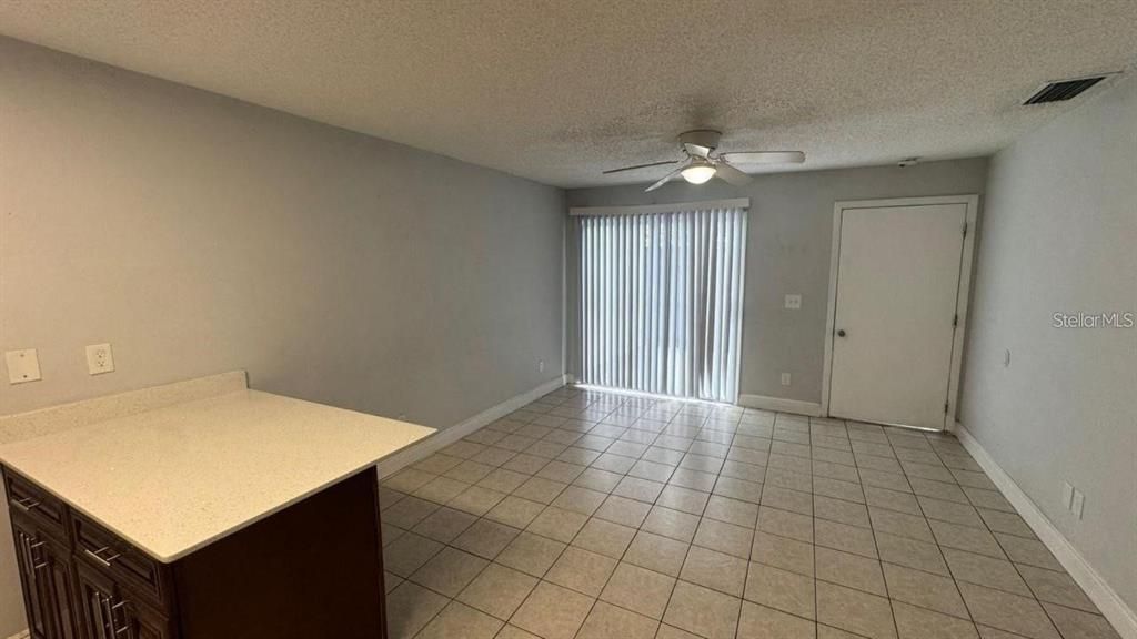 出租: $1,197 (1 贝兹, 1 浴室, 750 平方英尺)