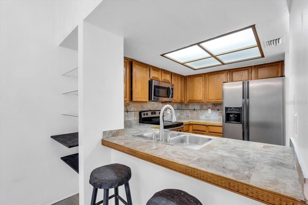 Под контрактом: $150,000 (1 спален, 1 ванн, 975 Квадратных фут)