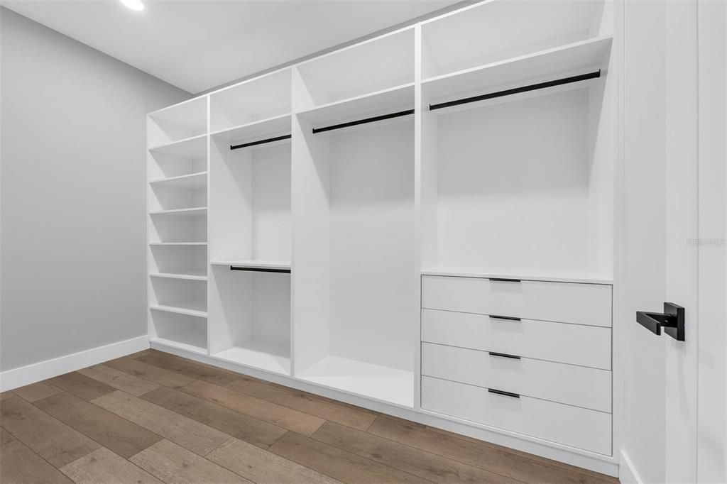 Под контрактом: $949,900 (4 спален, 3 ванн, 2803 Квадратных фут)