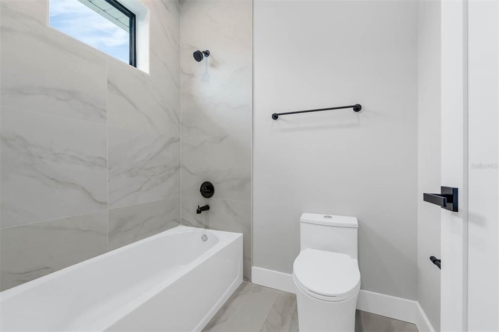 Под контрактом: $949,900 (4 спален, 3 ванн, 2803 Квадратных фут)