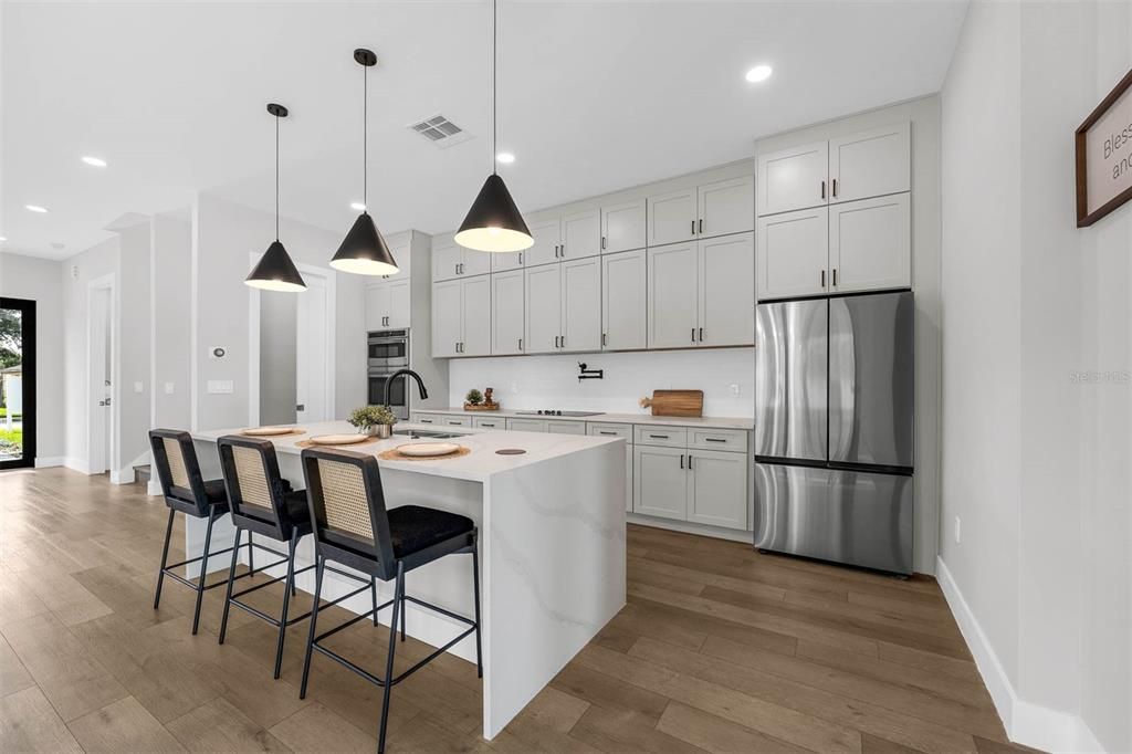 Под контрактом: $949,900 (4 спален, 3 ванн, 2803 Квадратных фут)