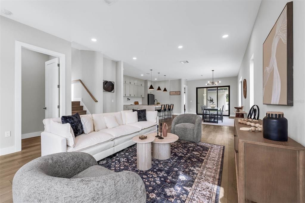 Под контрактом: $949,900 (4 спален, 3 ванн, 2803 Квадратных фут)