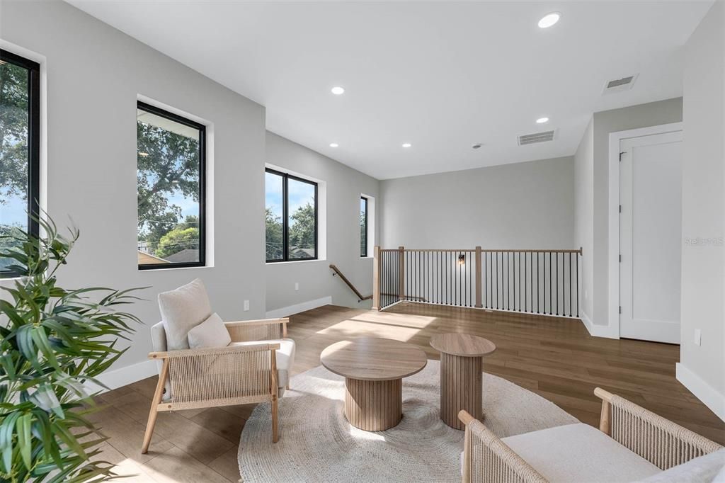 Под контрактом: $949,900 (4 спален, 3 ванн, 2803 Квадратных фут)