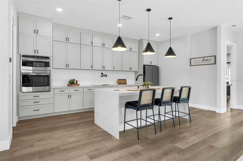 Под контрактом: $949,900 (4 спален, 3 ванн, 2803 Квадратных фут)