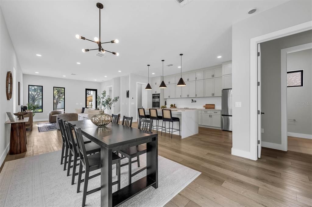 Под контрактом: $949,900 (4 спален, 3 ванн, 2803 Квадратных фут)