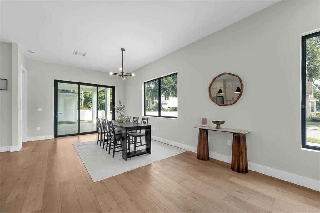 Под контрактом: $949,900 (4 спален, 3 ванн, 2803 Квадратных фут)