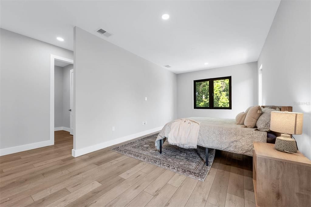 Под контрактом: $949,900 (4 спален, 3 ванн, 2803 Квадратных фут)