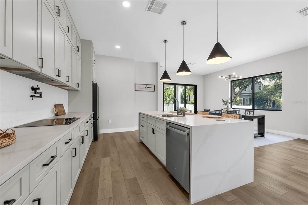 Под контрактом: $949,900 (4 спален, 3 ванн, 2803 Квадратных фут)