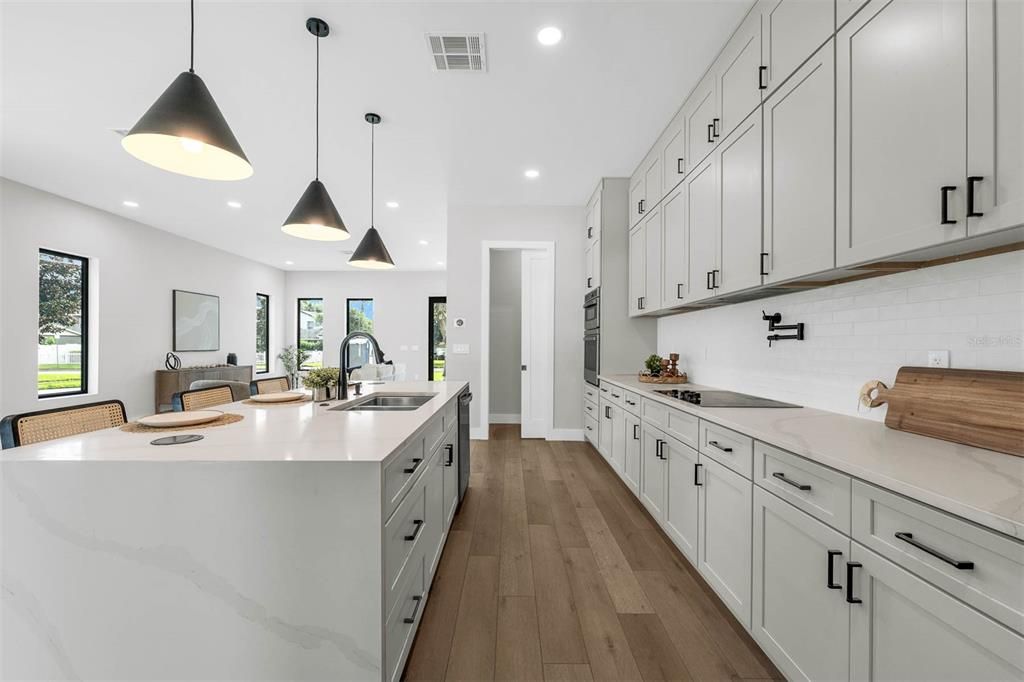 Под контрактом: $949,900 (4 спален, 3 ванн, 2803 Квадратных фут)