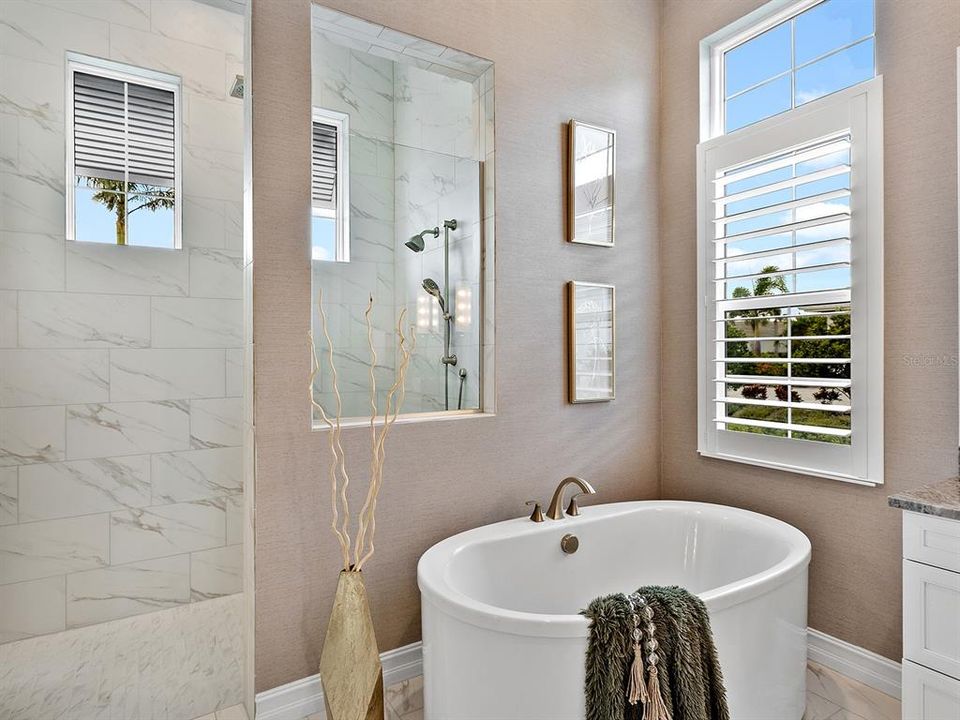 合同活跃: $2,450,000 (3 贝兹, 4 浴室, 3226 平方英尺)