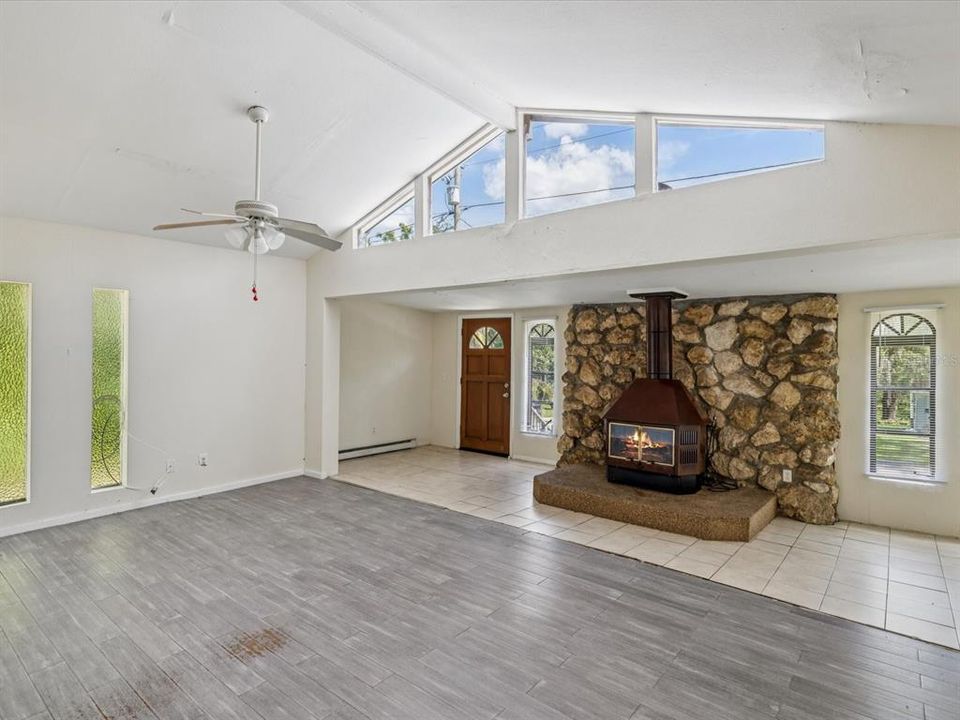 For Sale: $159,750 (2 beds, 1 baths, 1248 Square Feet)