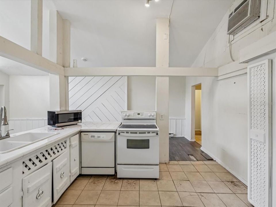 For Sale: $159,750 (2 beds, 1 baths, 1248 Square Feet)