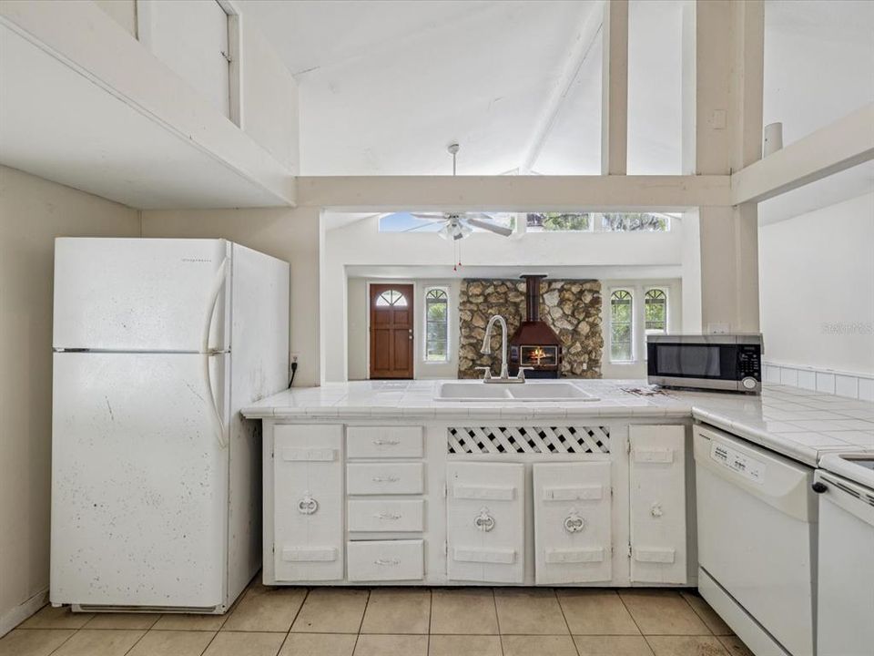 For Sale: $159,750 (2 beds, 1 baths, 1248 Square Feet)