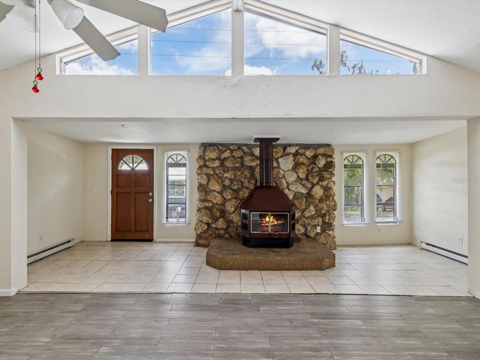 For Sale: $159,750 (2 beds, 1 baths, 1248 Square Feet)