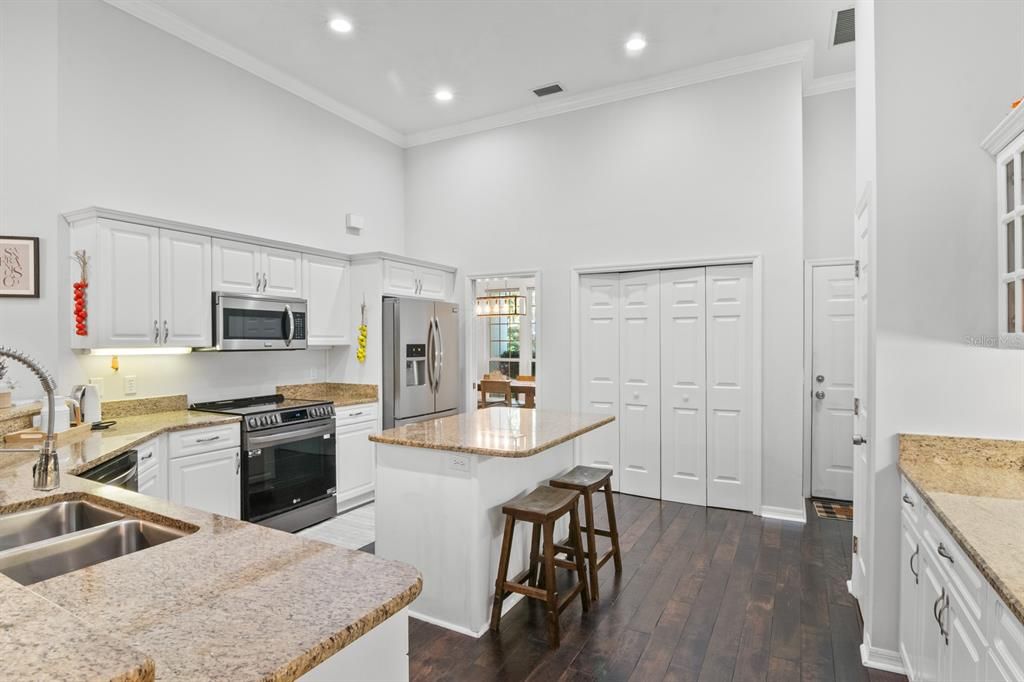 合同活跃: $775,000 (4 贝兹, 3 浴室, 3038 平方英尺)