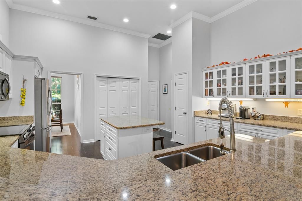 合同活跃: $775,000 (4 贝兹, 3 浴室, 3038 平方英尺)