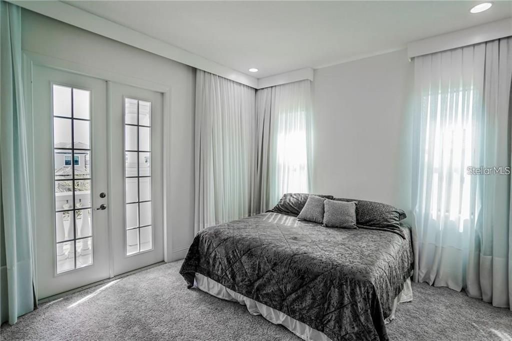 出租: $17,950 (6 贝兹, 6 浴室, 6881 平方英尺)